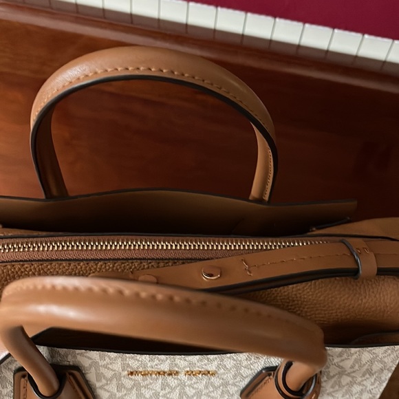 Michael Kors bag 12x10x5 excellent used condition - Picture 3 of 8